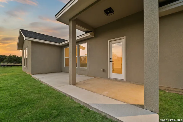 100 W MEDIUM MEADOW DR Lytle, TX 78052