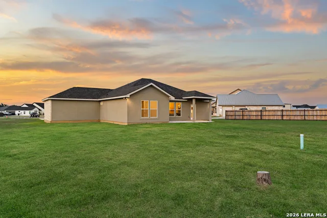 100 W MEDIUM MEADOW DR Lytle, TX 78052