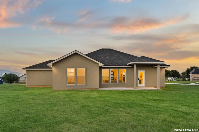 100 W MEDIUM MEADOW DR Lytle, TX 78052