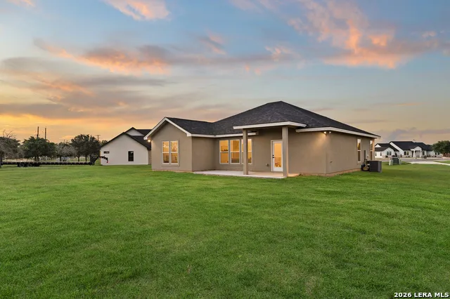 100 W MEDIUM MEADOW DR Lytle, TX 78052
