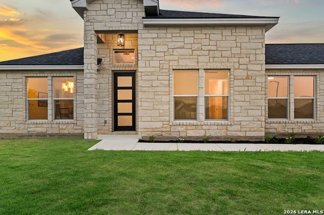 100 W MEDIUM MEADOW DR Lytle, TX 78052