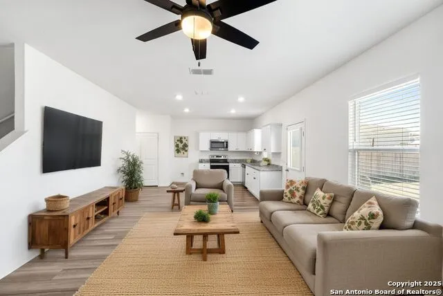 5639 PEARL MDW Converse, TX 78109