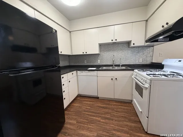 8426 LAURELHURST DR San Antonio, TX 78209