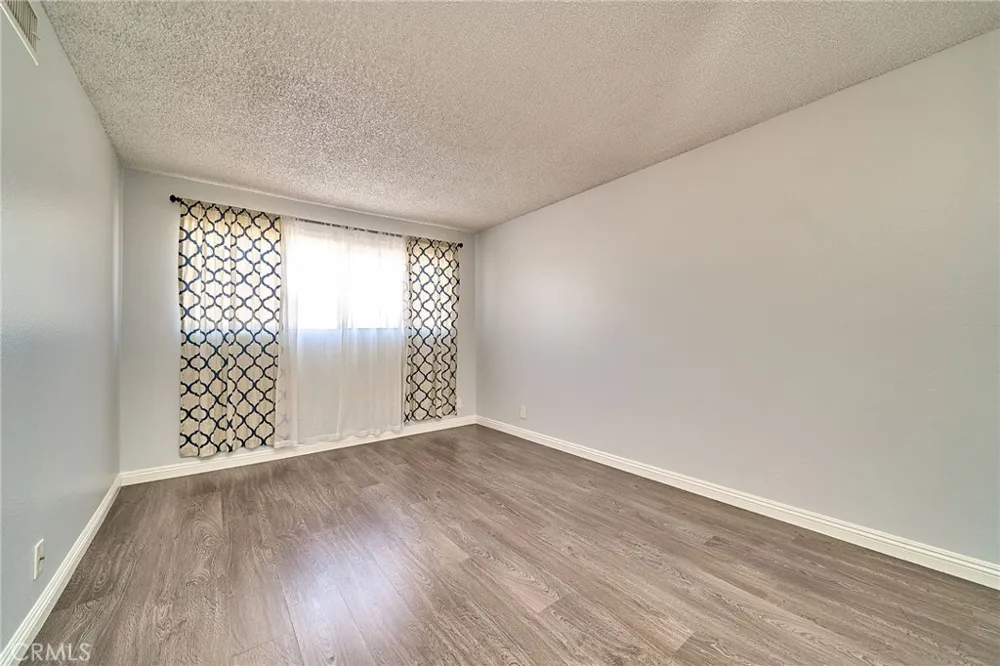 18555 Collins Street #C26 Tarzana, CA 91356