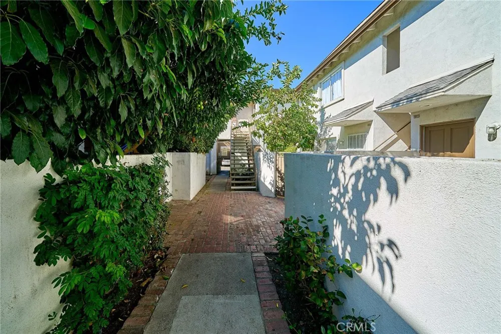 18555 Collins Street #C26 Tarzana, CA 91356
