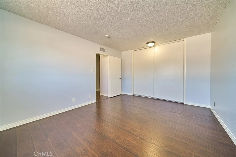 18555 Collins Street #C26 Tarzana, CA 91356