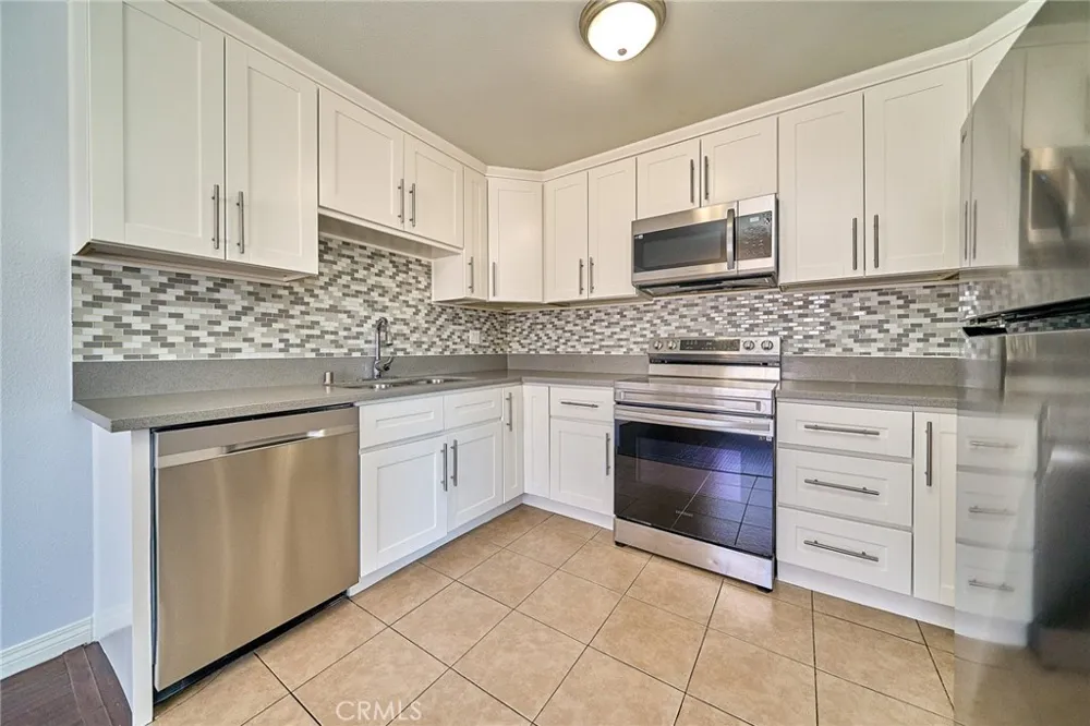 18555 Collins Street #C26 Tarzana, CA 91356