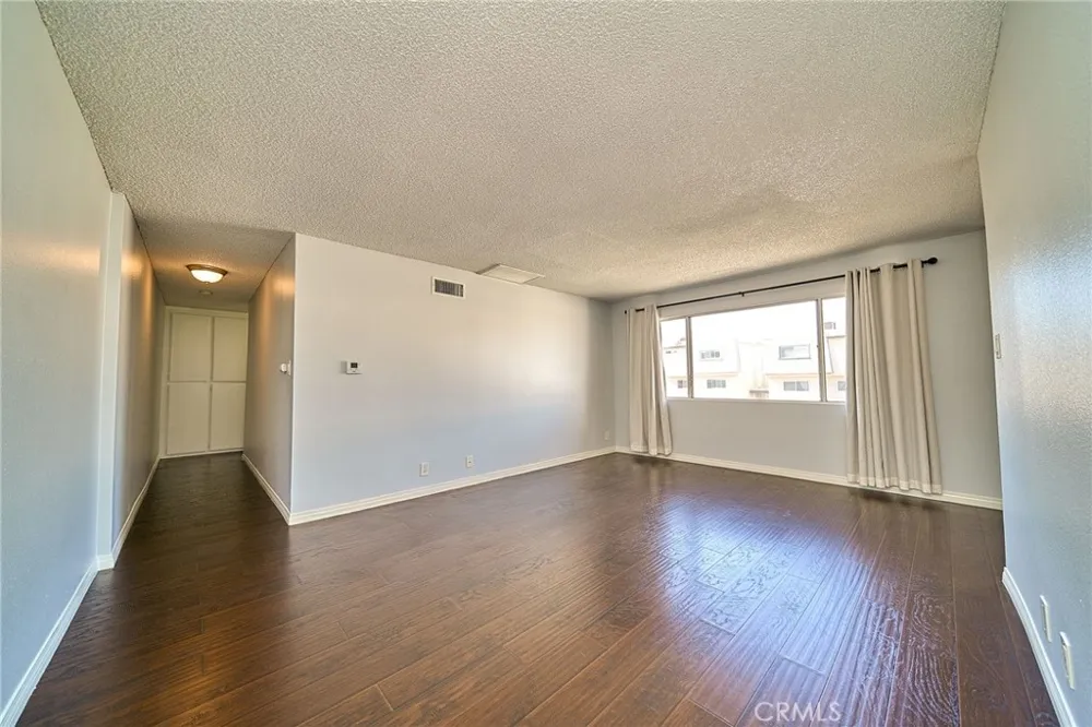 18555 Collins Street #C26 Tarzana, CA 91356