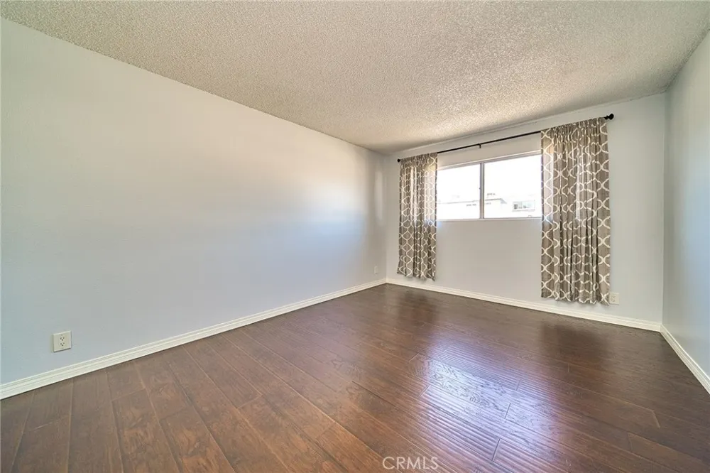 18555 Collins Street #C26 Tarzana, CA 91356