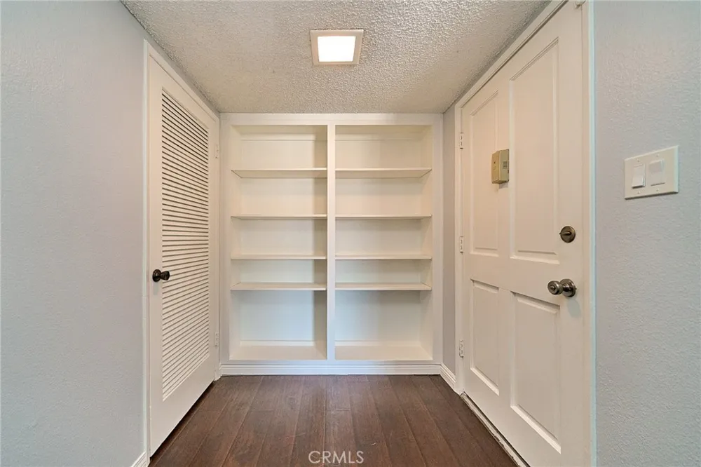 18555 Collins Street #C26 Tarzana, CA 91356