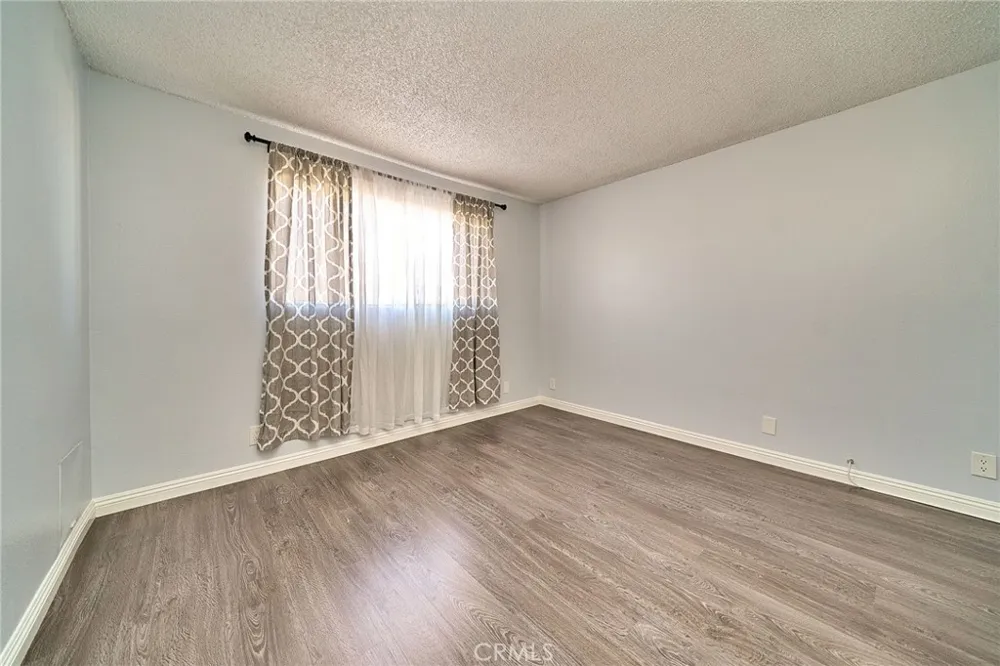 18555 Collins Street #C26 Tarzana, CA 91356