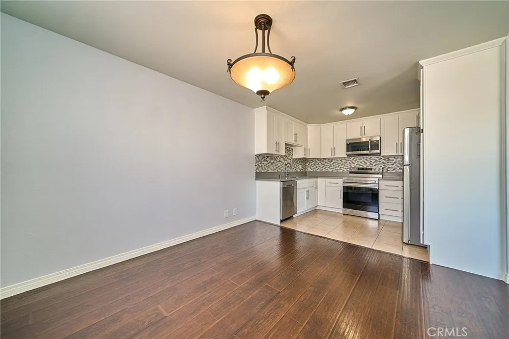 18555 Collins Street #C26 Tarzana, CA 91356