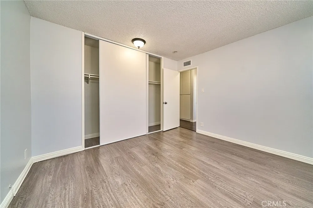 18555 Collins Street #C26 Tarzana, CA 91356