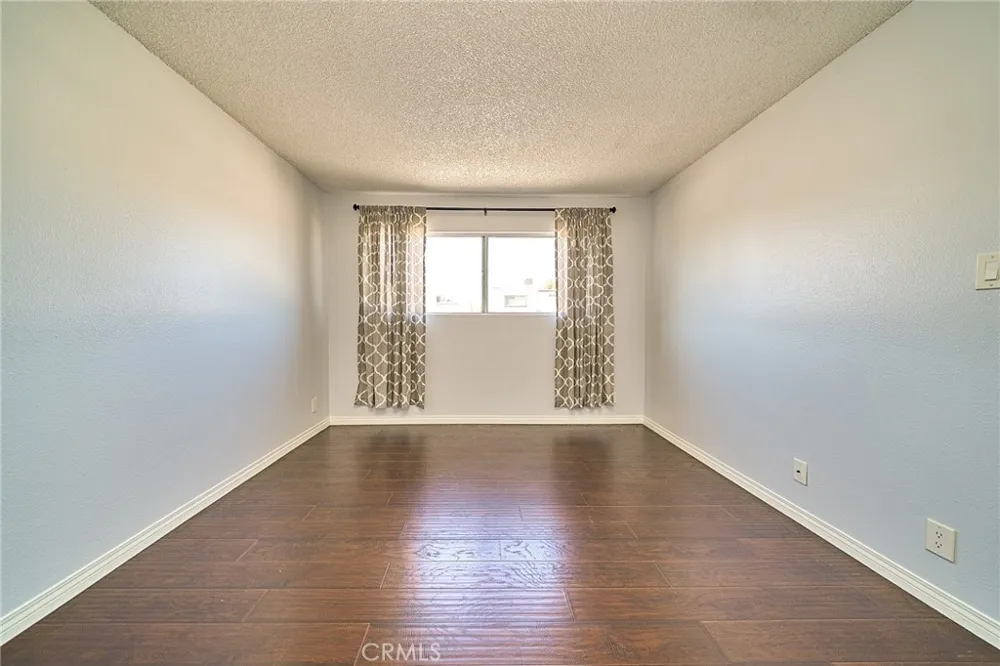 18555 Collins Street #C26 Tarzana, CA 91356