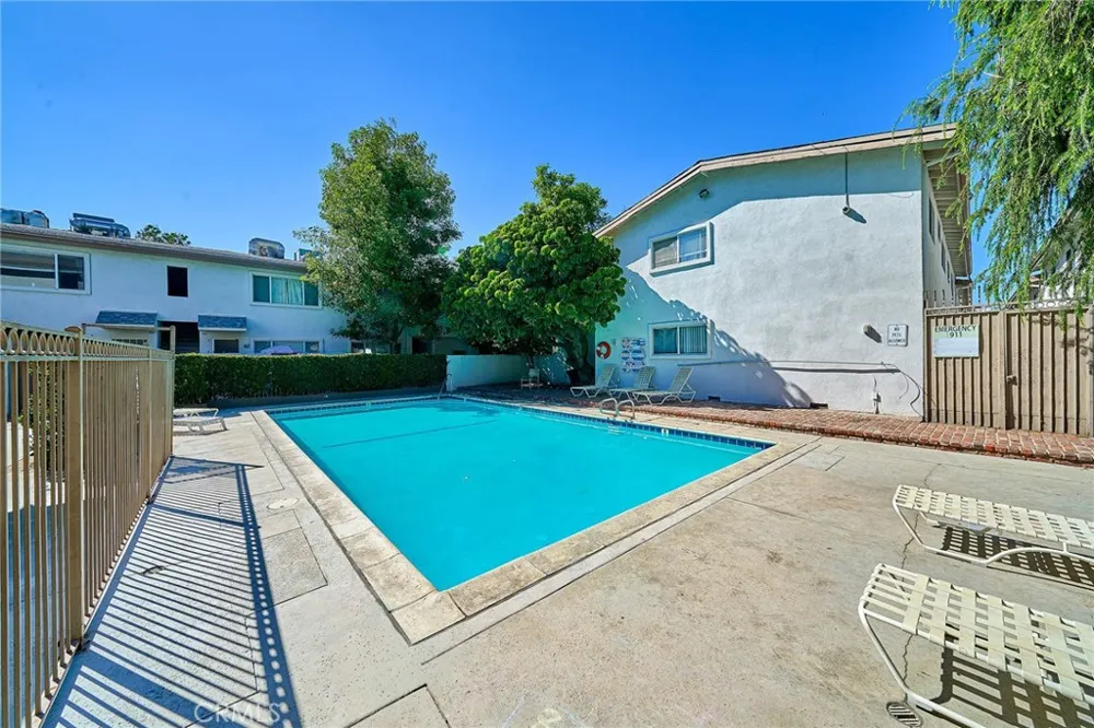 18555 Collins Street #C26 Tarzana, CA 91356