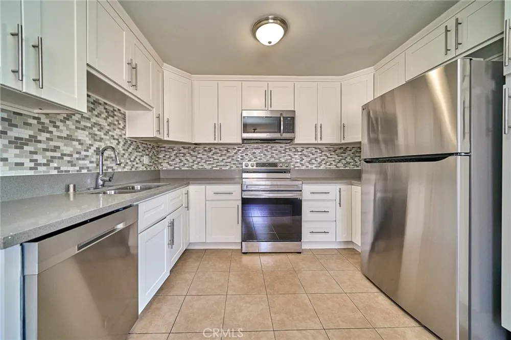 18555 Collins Street #C26 Tarzana, CA 91356