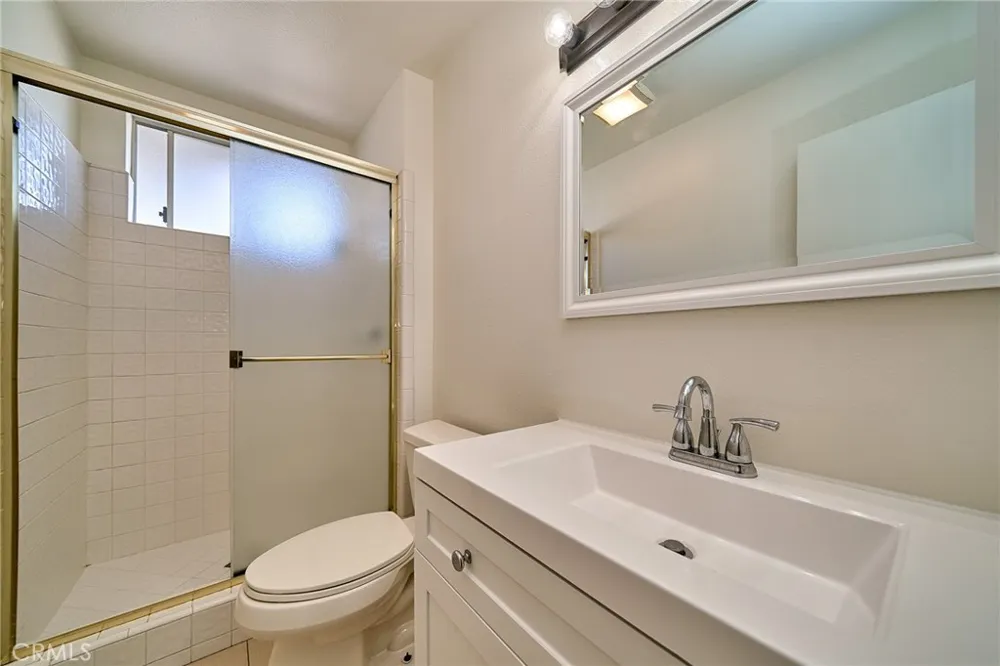 18555 Collins Street #C26 Tarzana, CA 91356