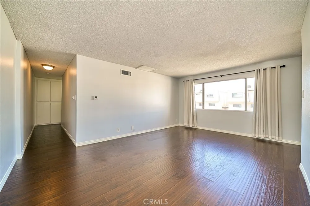 18555 Collins Street #C26 Tarzana, CA 91356