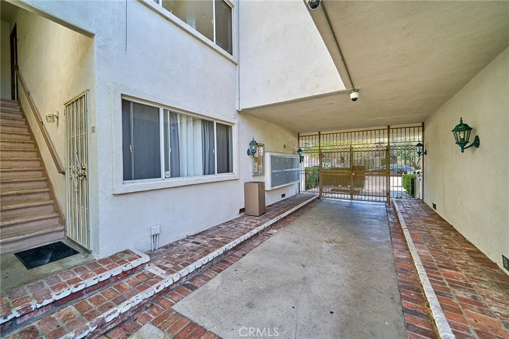 18555 Collins Street #C26 Tarzana, CA 91356