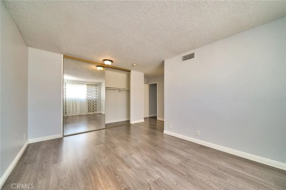 18555 Collins Street #C26 Tarzana, CA 91356