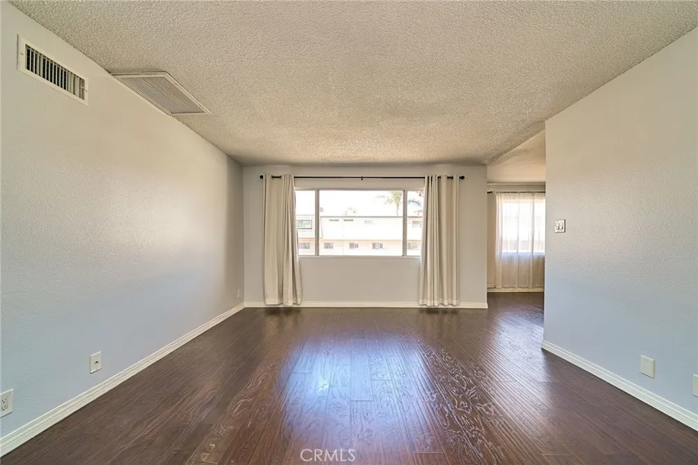 18555 Collins Street #C26 Tarzana, CA 91356