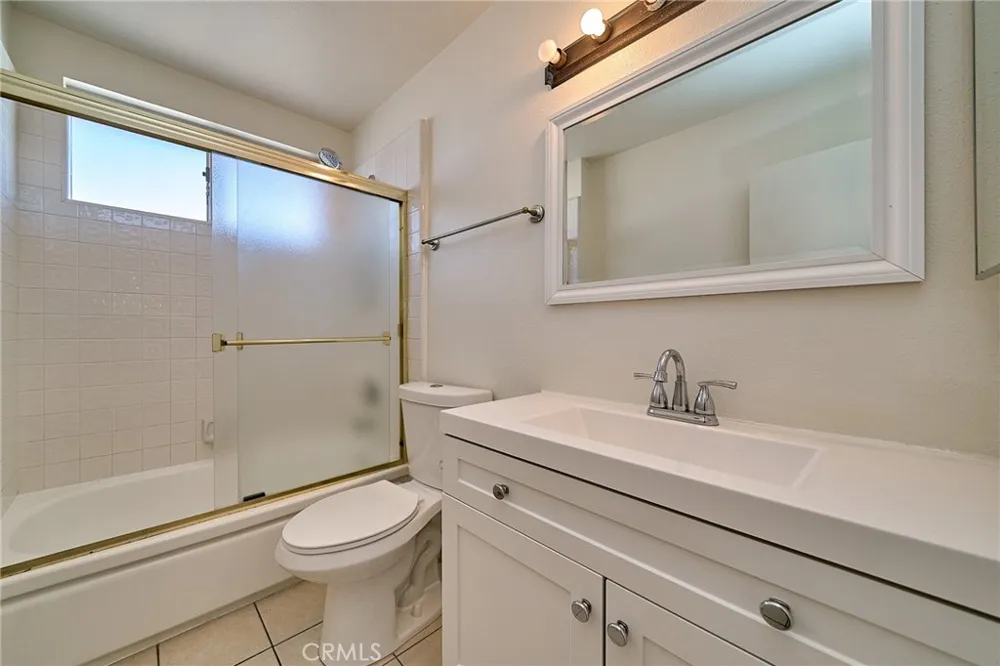 18555 Collins Street #C26 Tarzana, CA 91356