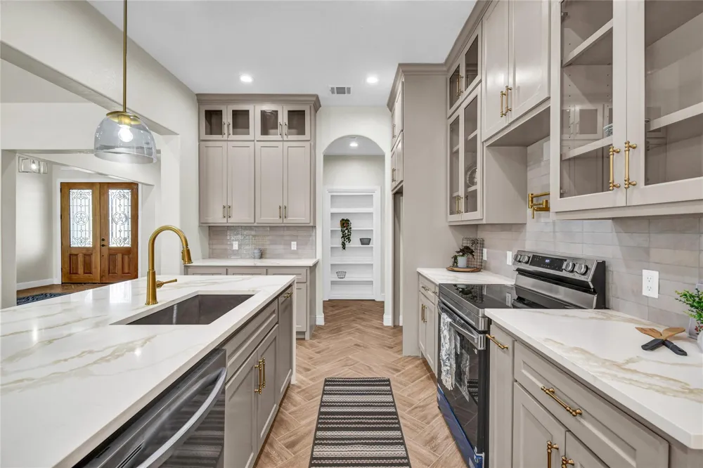 755 Sunset Trail Angleton, TX 77515
