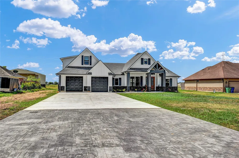 755 Sunset Trail Angleton, TX 77515