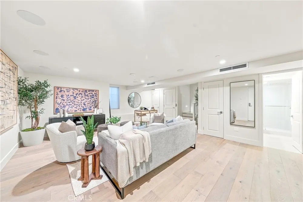 1373 Coast Highway Laguna Beach, CA 92651