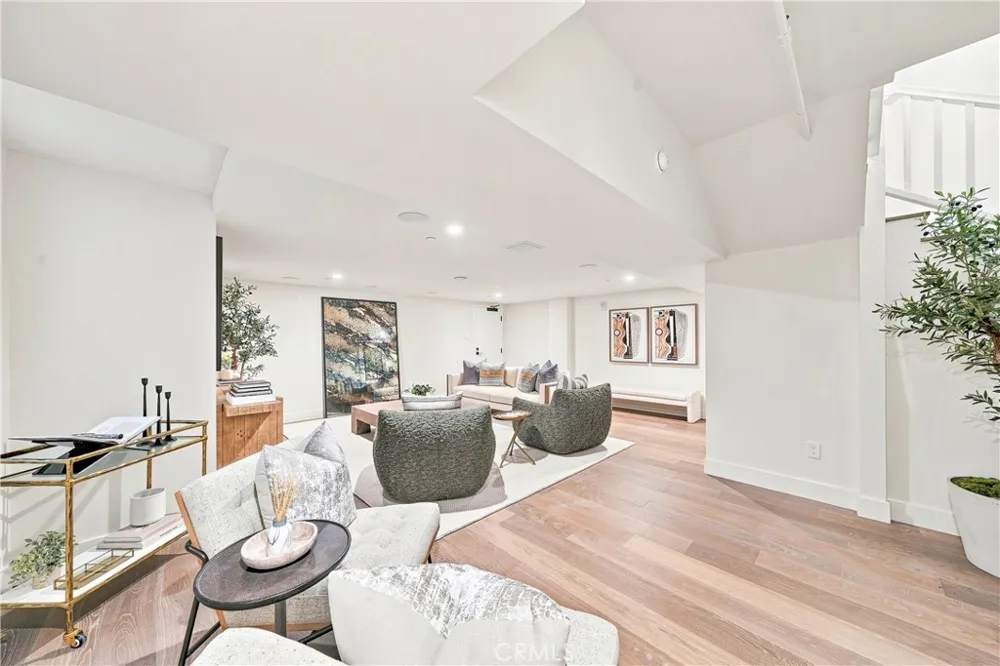 1373 Coast Highway Laguna Beach, CA 92651