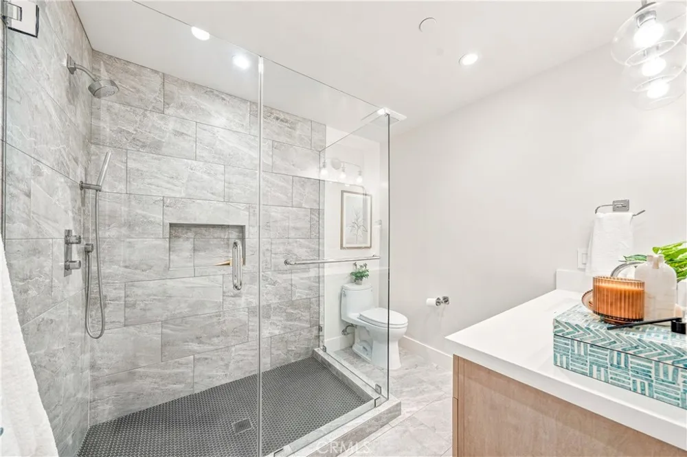 1373 Coast Highway Laguna Beach, CA 92651