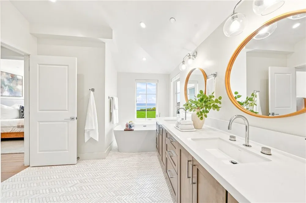 1373 Coast Highway Laguna Beach, CA 92651