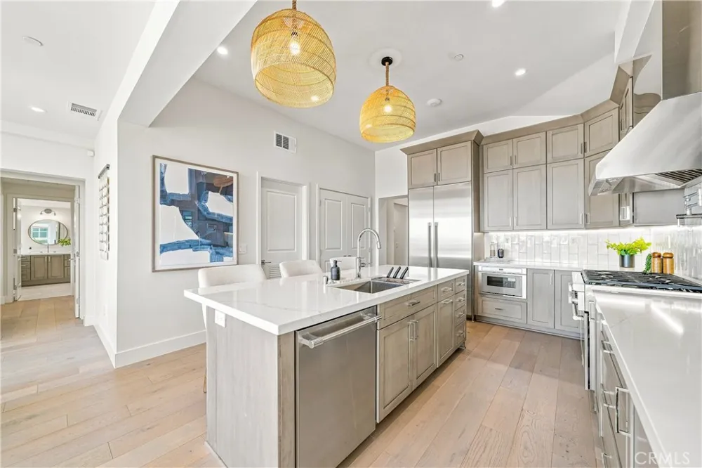 1373 Coast Highway Laguna Beach, CA 92651