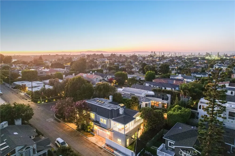 2300 John Street Manhattan Beach, CA 90266
