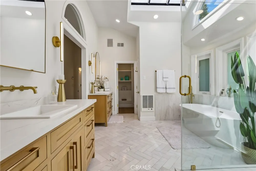 2300 John Street Manhattan Beach, CA 90266
