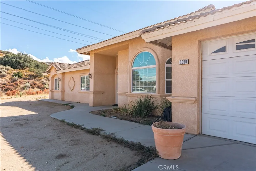 6890 Oak Hill Road Oak Hills, CA 92344