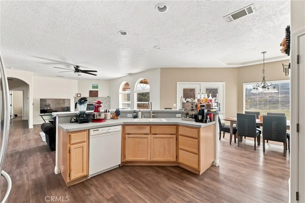 6890 Oak Hill Road Oak Hills, CA 92344
