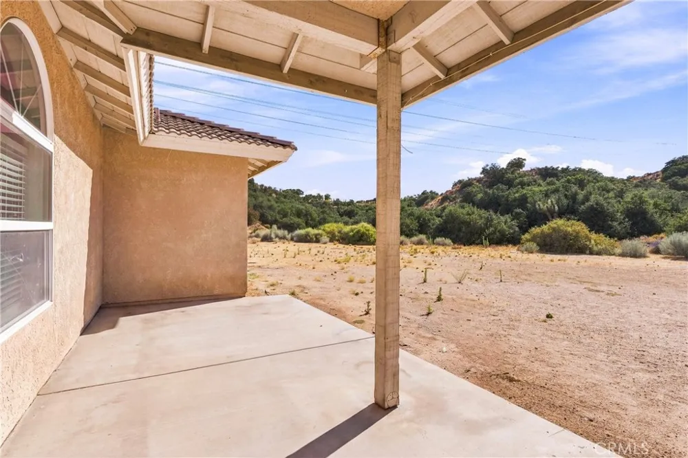 6890 Oak Hill Road Oak Hills, CA 92344