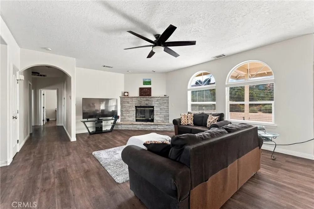 6890 Oak Hill Road Oak Hills, CA 92344
