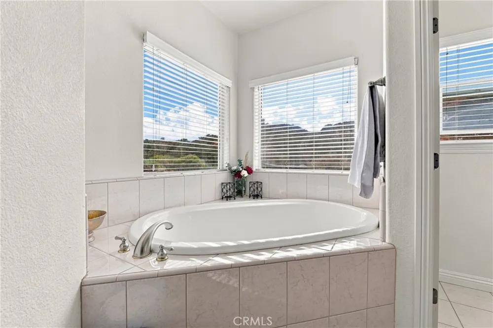 6890 Oak Hill Road Oak Hills, CA 92344
