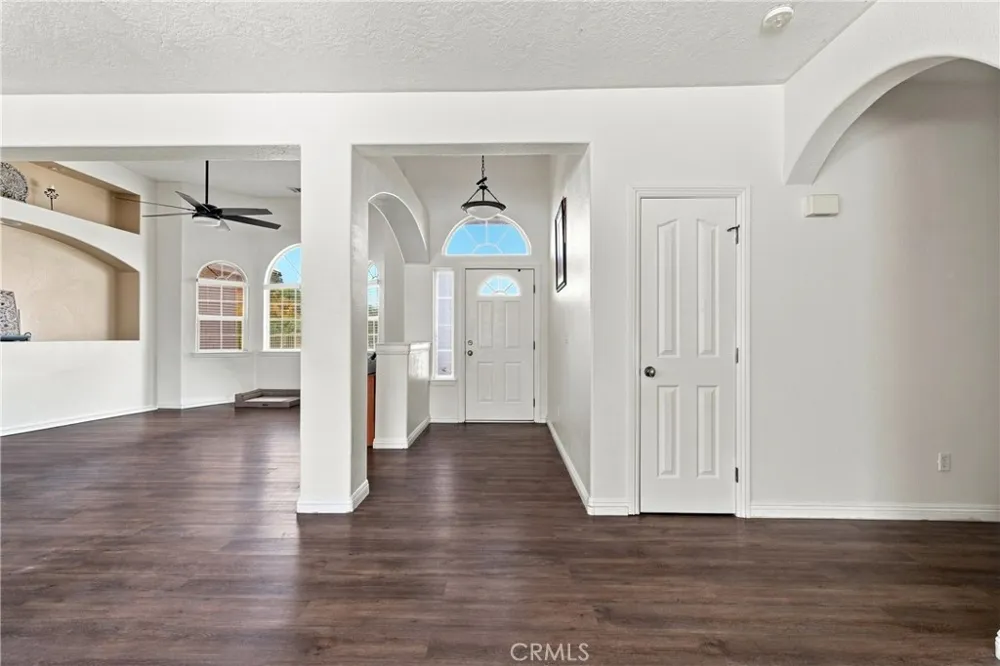 6890 Oak Hill Road Oak Hills, CA 92344