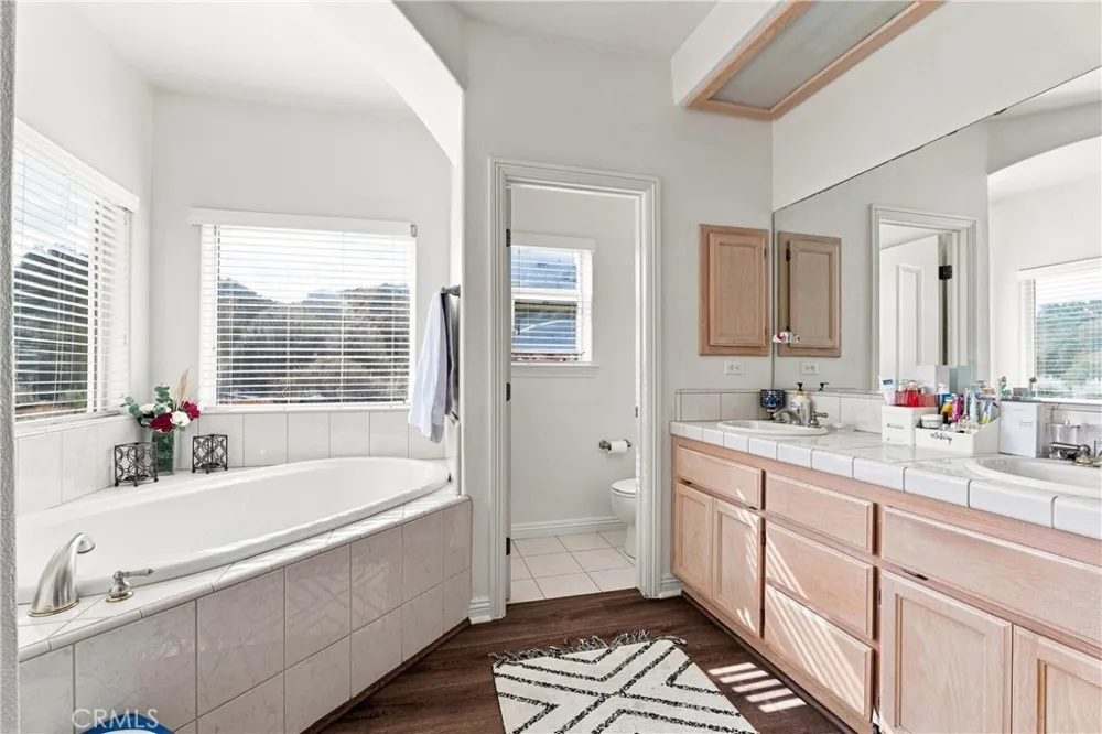 6890 Oak Hill Road Oak Hills, CA 92344