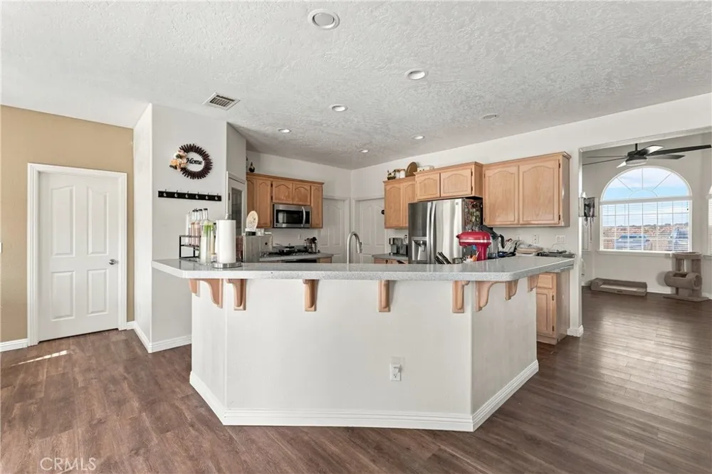 6890 Oak Hill Road Oak Hills, CA 92344