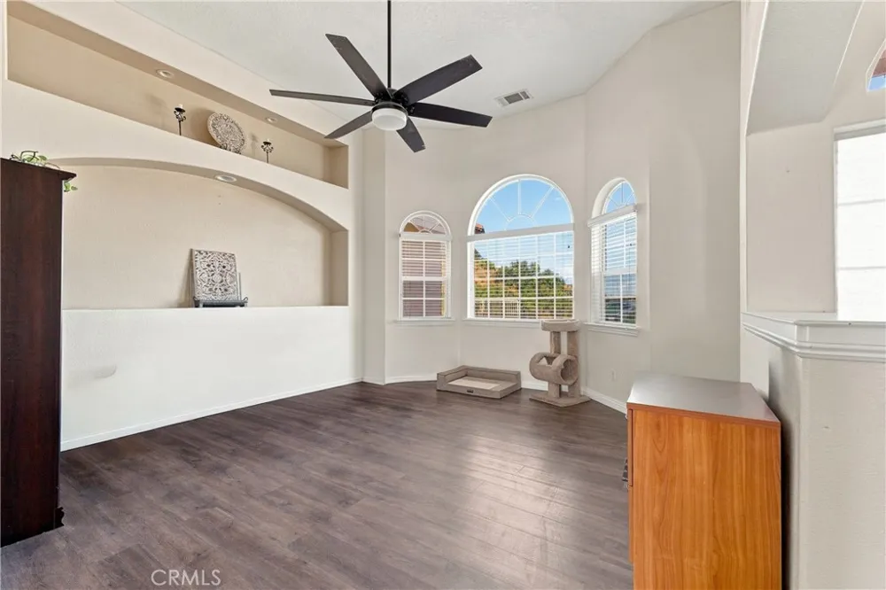 6890 Oak Hill Road Oak Hills, CA 92344