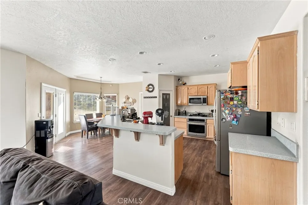 6890 Oak Hill Road Oak Hills, CA 92344