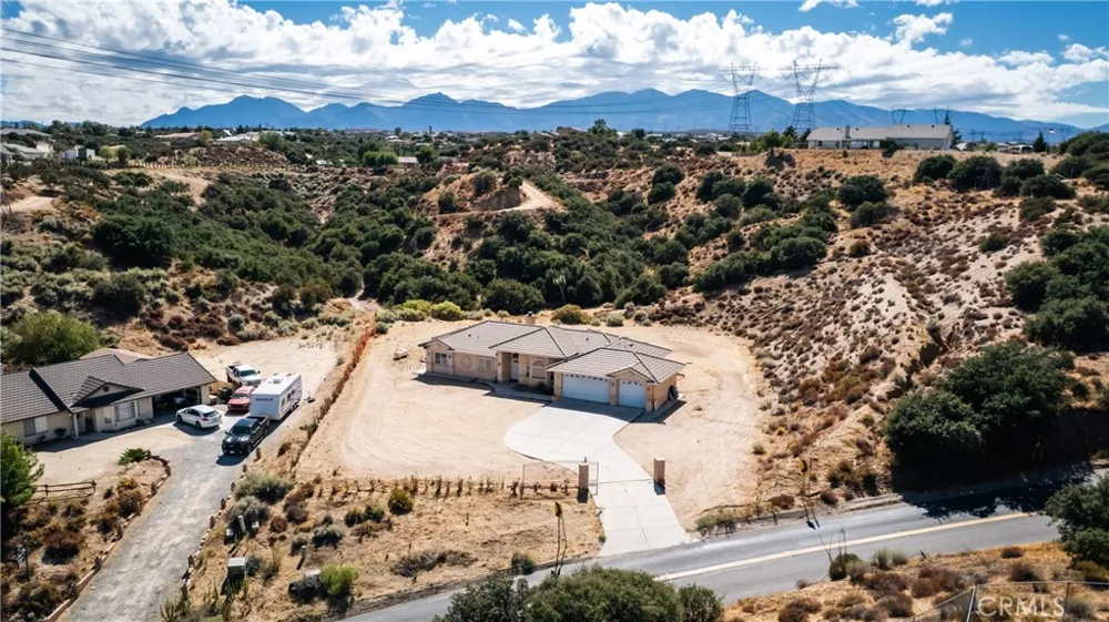 6890 Oak Hill Road Oak Hills, CA 92344