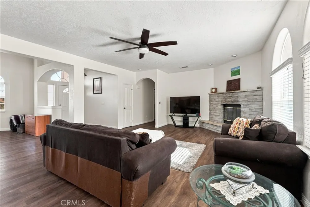 6890 Oak Hill Road Oak Hills, CA 92344