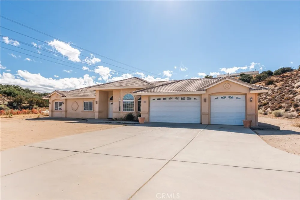 6890 Oak Hill Road Oak Hills, CA 92344