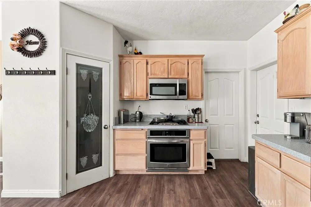 6890 Oak Hill Road Oak Hills, CA 92344