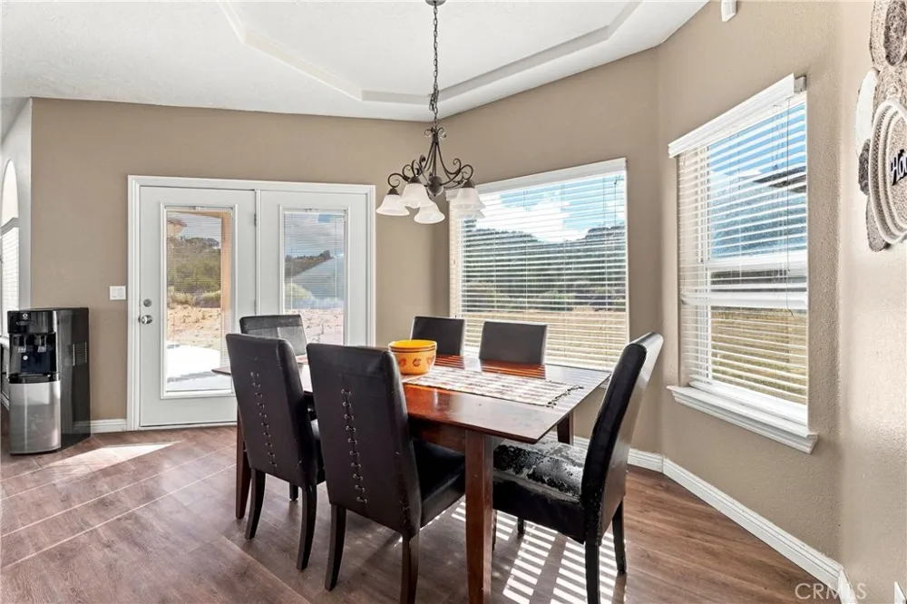 6890 Oak Hill Road Oak Hills, CA 92344